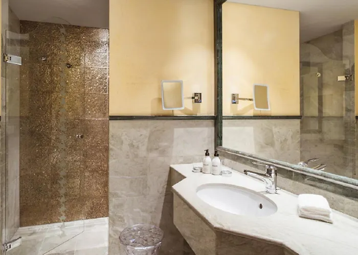 Hotel Eden Roc - The Leading Of The World