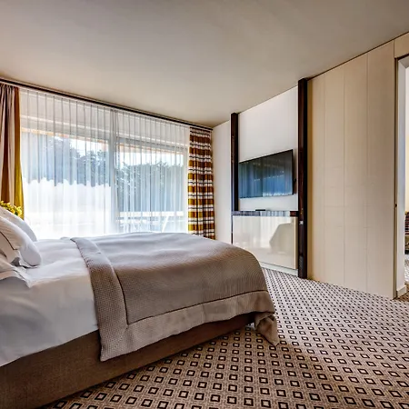 Eden Roc - The Leading Of The World